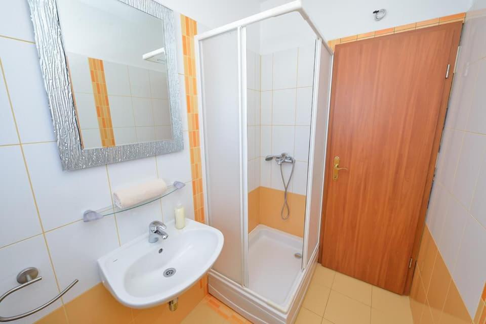 Sreca Apartment Near Beach With Bbq Bibinje Luaran gambar